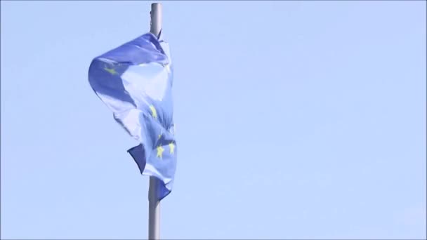 Gros Plan Drapeau Europe Dans Les Airs Pendant Lumière Jour — Video