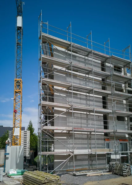 ドイツ ノイヴィッド2019年6月14日 ドイツ ノイヴィッド2019年6月14日 足場とクレーンを備えた新しい高層ビルの建設現場 — ストック写真