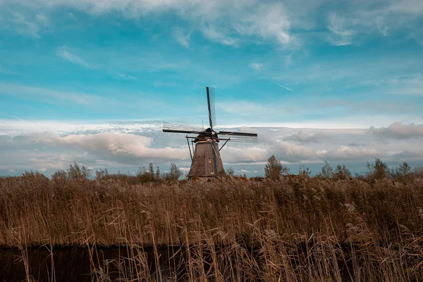 Beautiful Shot Windmills Dense Clouds Seen Dry Grass Perfect Wallpapers — Stock Photo, Image