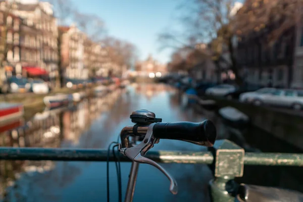 Selektiv Fokus Cykel Handtag Med Klocka Bakgrunden Urban Flod — Stockfoto