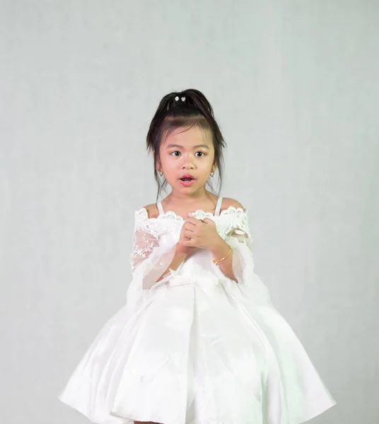 Tiro Vertical Uma Adorável Menina Sudeste Asiático Usando Vestido Branco — Fotografia de Stock