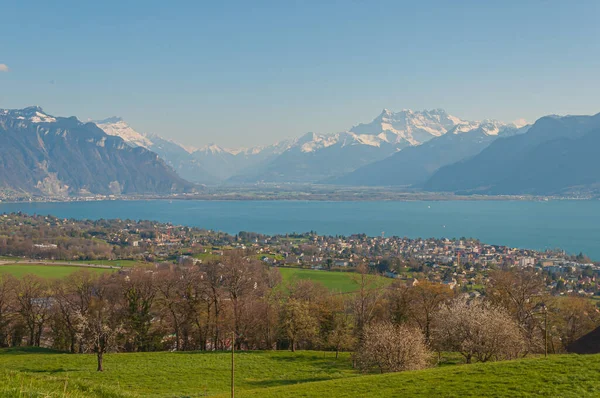 Una Hermosa Vista Del Lago Ginebra Montreux Bajo Altas Montañas —  Fotos de Stock