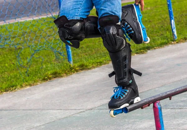 Een Kind Met Rolschaatsen Kniebeschermers Door Het Park — Stockfoto