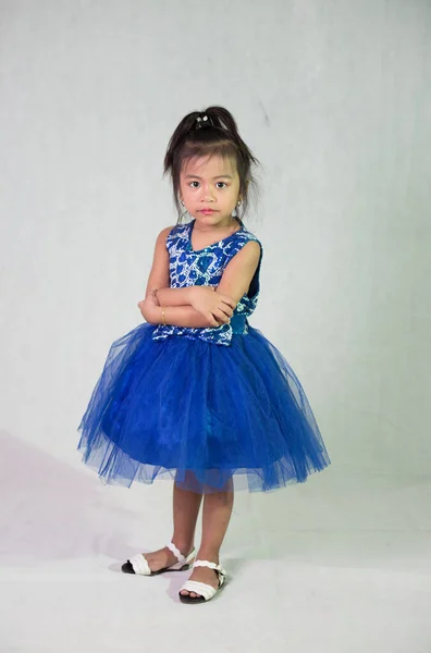 Tiro Vertical Uma Adorável Menina Sudeste Asiático Usando Vestido Azul — Fotografia de Stock