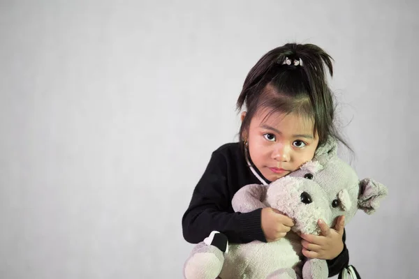 Belo Tiro Adorável Sudeste Asiático Bebê Menina Abraçando Brinquedo — Fotografia de Stock