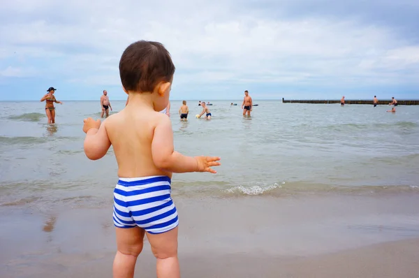 Сианозети Польша Сен 2015 Мальчик Стоит Пляже Смотрит Море — стоковое фото