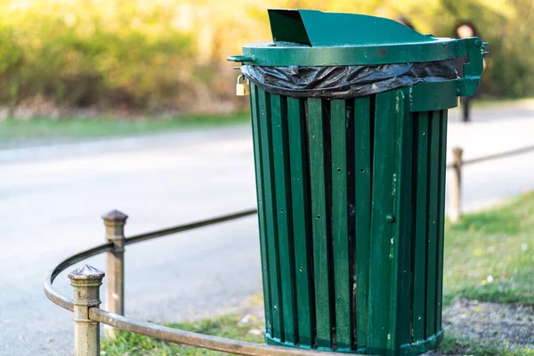 Cubo Basura Parque Munich Quienes Reciclan Sus Residuos Ayudan Proteger — Foto de Stock