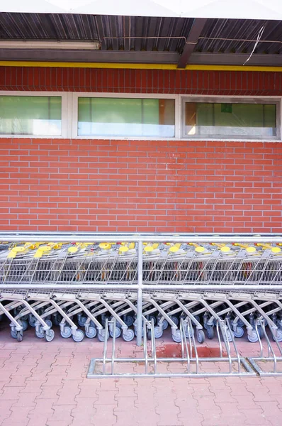 Poznan Polen Juni 2014 Reihe Von Einkaufswagen Vor Einem Supermarkt — Stockfoto
