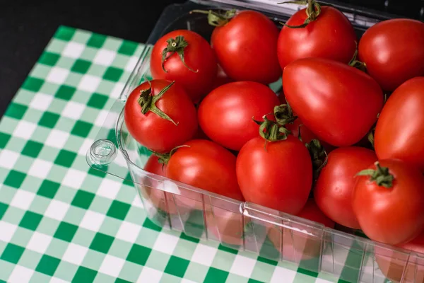 Friss Érett Meggyes Paradicsom Átlátszó Műanyag Dobozban Zöld Kockás Asztalterítőn — Stock Fotó