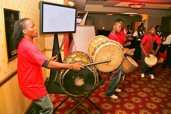 Johannesburg Jižní Afrika Května 2019 Afričtí Muži Hrají Bubny Červenými — Stock fotografie