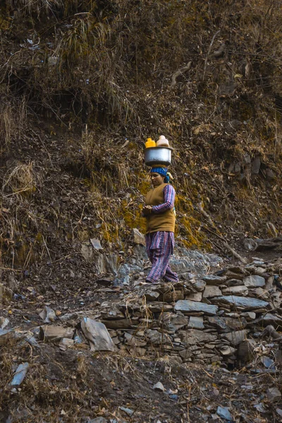 Haridwar Indien Februar 2018 Frau Nimmt Topf Auf Den Kopf — Stockfoto