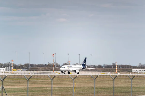 Munich Γερμανία Απρ 2021 Αεροπλάνο Της Lufthansa Απογειώνεται Από Αεροδρόμιο — Φωτογραφία Αρχείου