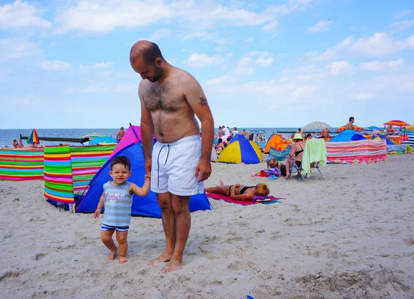 Sianozety Poland Сен 2015 Мужчина Держащий Руку Мальчика Гуляющий Пляжному — стоковое фото