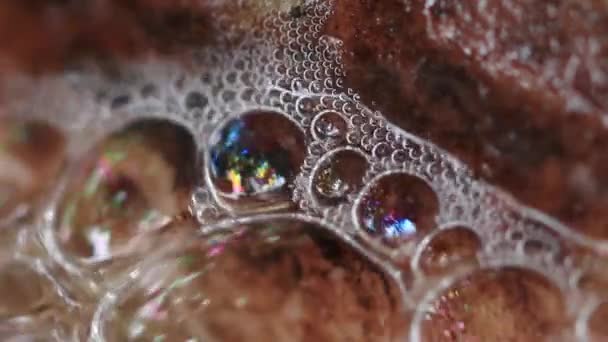 Kropla Wody Odbiciem Pięknego Mydła Zbliżenie Makro Zdjęcie Tło — Wideo stockowe