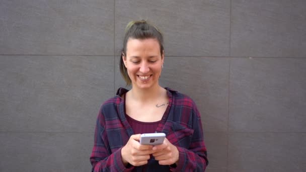 Slow Motion Spanish Woman Wearing Flannel Texting Her Phone Building — ストック動画