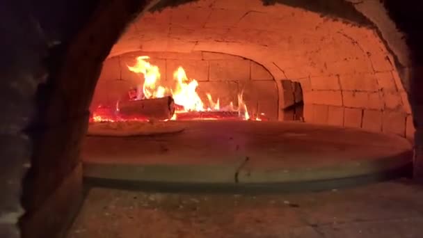 Крупный План Пиццы Вращающейся Внутри Кирпичной Печи — стоковое видео