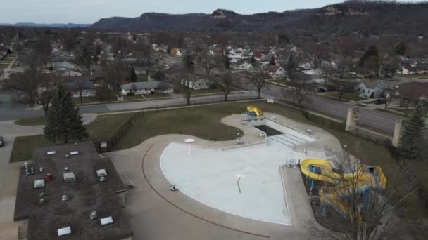 4Kのウィスコンシン州ラクロスの空のプールの空中ビュー — ストック動画