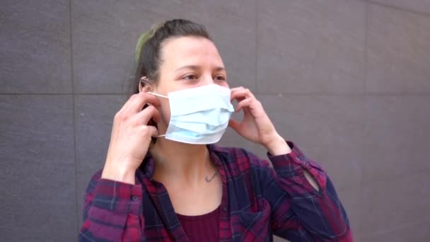 Slow Motion Spansk Kvinna Som Visar Hur Man Bär Ansiktsmask — Stockvideo