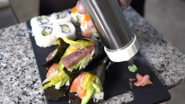 和菓子ソースを盛り付けた寿司をHdで提供する日本料理店のシェフ — ストック動画