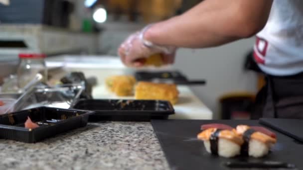 Manos Femeninas Cocinar Sushi Mesa Cocina — Vídeos de Stock