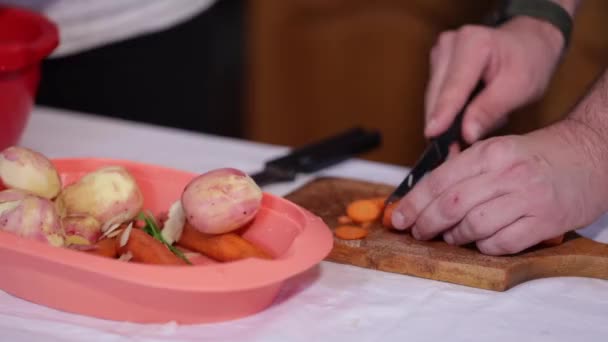 Primer Plano Las Manos Cocinero Cortando Zanahorias Una Bandeja Madera — Vídeos de Stock