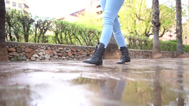 Yağmurlu Bir Günde Islak Sokakta Yürüyen Çizmeli Kadın Ayakları — Stok video