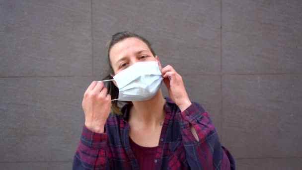Zpomalený Film Španělské Ženy Ukazující Jak Nosit Obličejovou Masku — Stock video