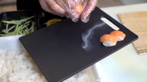 厨房桌上的女性手煮寿司 — 图库视频影像