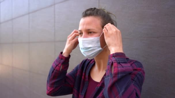 Zpomalený Film Veselé Španělské Ženy Ukazující Jak Nosit Masku — Stock video