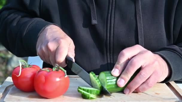 Homme Avec Sweat Noir Préparant Des Légumes — Video