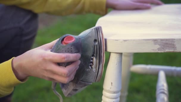 Tukang Kayu Tangan Polishing Kayu Dengan Mesin Sander — Stok Video