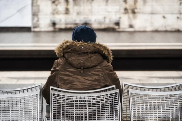 Uomo Dietro Attesa Nella Stazione Della Metropolitana Monaco — Foto Stock