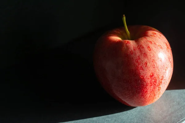 Eine Nahaufnahme Von Frischem Roten Apfel Auf Schwarzem Hintergrund Sonnenlicht — Stockfoto