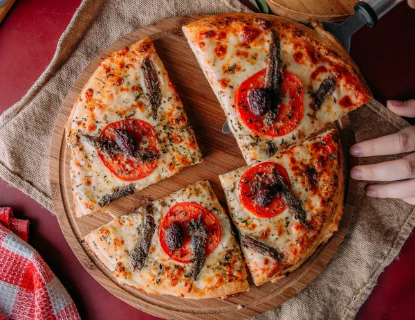 Pizza Ančoviček Sýra Rajčat Červeném Stole — Stock fotografie