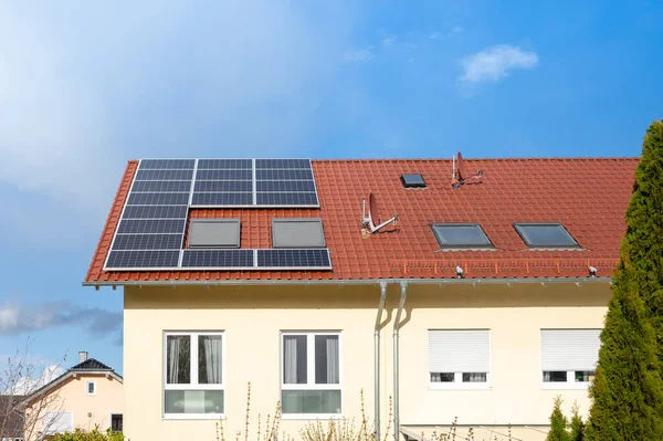 Una Casa Multifamiliar Con Paneles Solares Techo — Foto de Stock