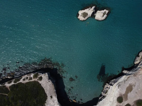 Una Vista Aérea Las Fascinantes Aguas Oceánicas Separadas Por Rocas —  Fotos de Stock