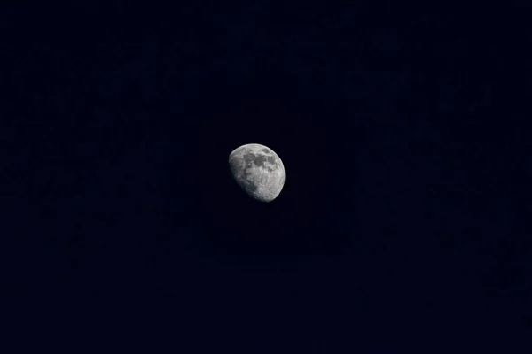 Eclipse Lunar Luna Aislada Sobre Fondo Azul Oscuro Del Cielo —  Fotos de Stock