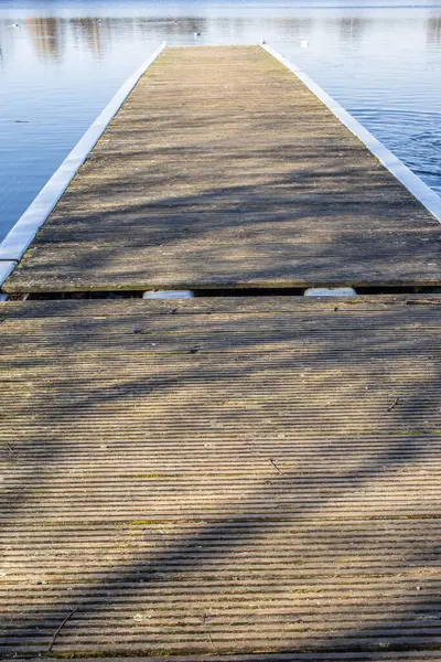 Tiro Vertical Uma Ponte Pedonal Lago Calmo — Fotografia de Stock