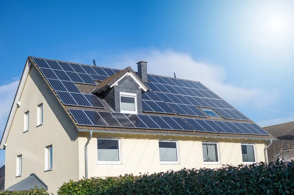 Uma Casa Multi Família Com Painéis Solares Telhado — Fotografia de Stock