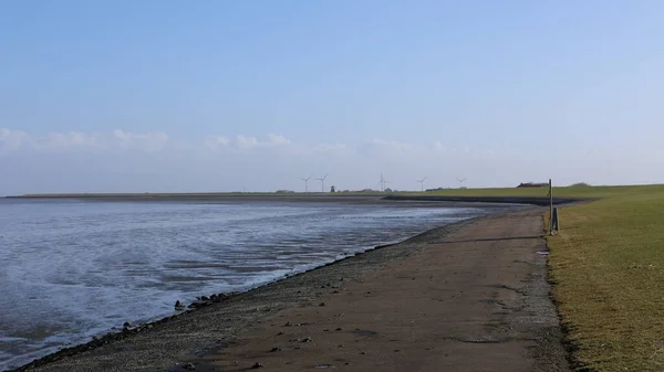 Sandstrand Och Vågigt Hav Blå Himmel — Stockfoto