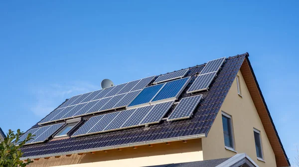 Techo Una Casa Familiar Con Paneles Solares — Foto de Stock