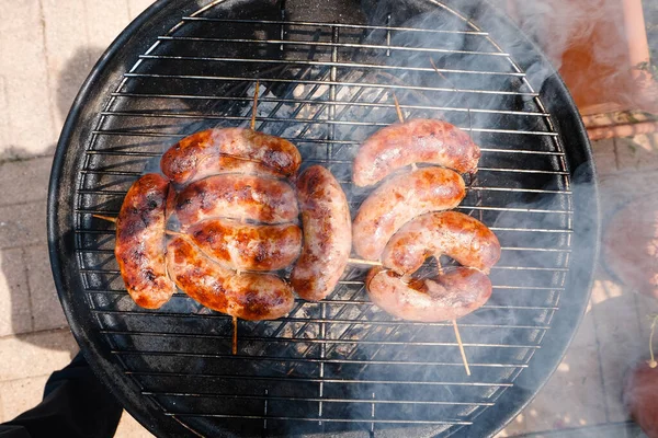 Una Vista Superior Las Deliciosas Salchichas Brochetas Que Asan Parrilla —  Fotos de Stock