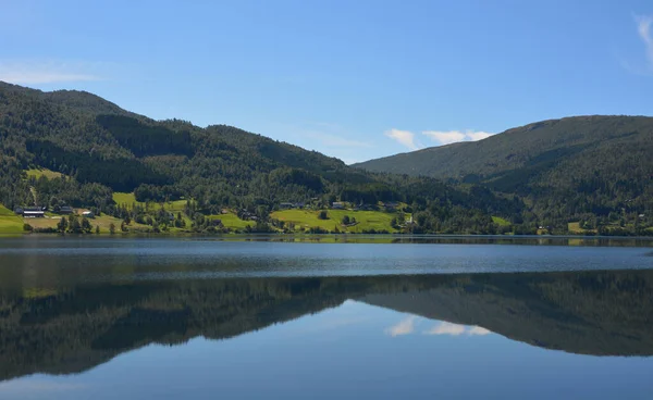 Una Hermosa Toma Lago Montaña Con Árboles —  Fotos de Stock