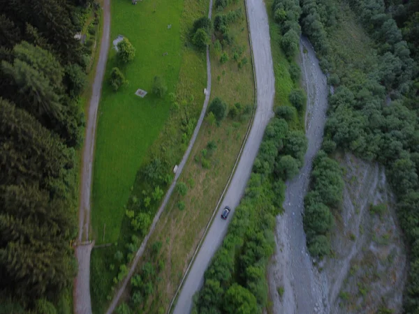 Una Vista Aérea Las Carreteras Rurales Rodeadas Vegetación Densa Bosque — Foto de Stock