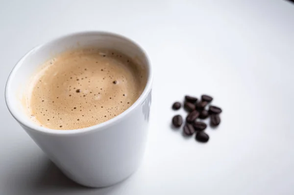 Una Taza Café Americano Con Granos Café Lado — Foto de Stock