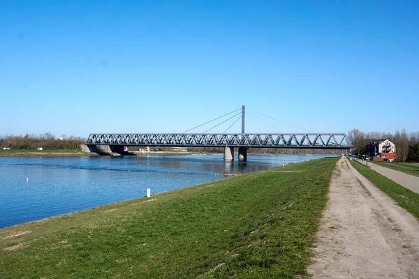 Een Rivier Een Weg Onder Blauwe Lucht — Stockfoto