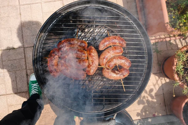 Widok Góry Pyszne Kiełbasy Szaszłyki Grillowane Węgiel Drzewny Grill — Zdjęcie stockowe