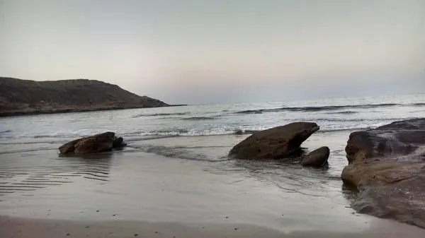 Una Vista Ipnotizzante Una Bellissima Spiaggia Rocciosa — Foto Stock