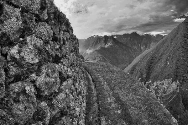 Eine Graustufenaufnahme Malerischer Berge Unter Dem Bewölkten Himmel — Stockfoto