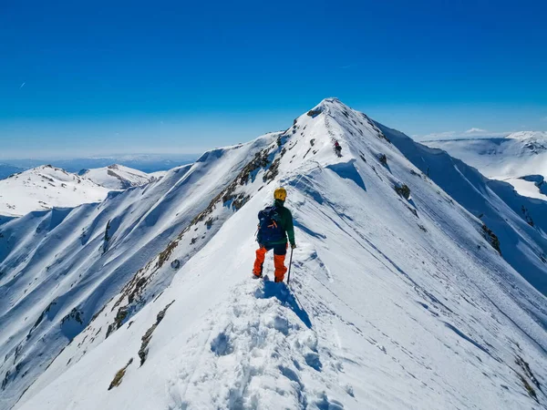 Bild Man Som Når Toppen Ett Snöigt Berg — Stockfoto